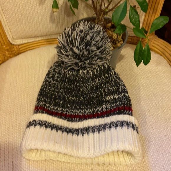 *free with purchase* Knit pom pom toque - Picture 1 of 4